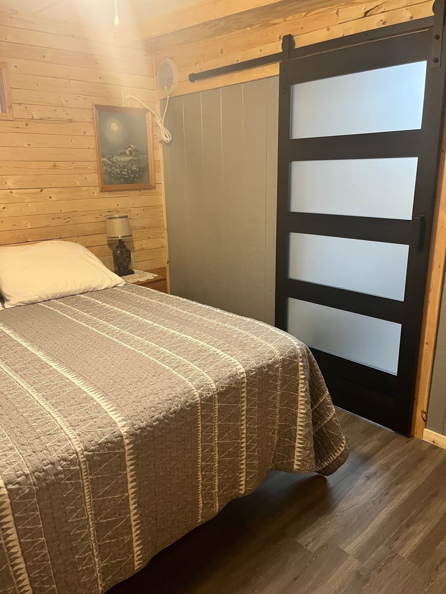 1 dormitorio, tabla de planchar con plancha, ropa de cama