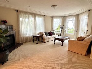 Smart TV, fireplace - Spacious 6-bedroom house with AC, fitness room in gated quiet area Happy Valley (Happy Valley)