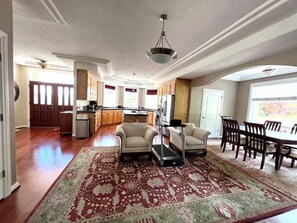 Interior - Spacious 6-bedroom house with AC, fitness room in gated quiet area Happy Valley (Happy Valley)