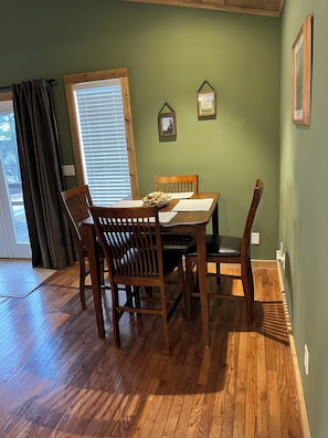 Dining - Charming 1-bedroom house in Paris, TN. (Paris)