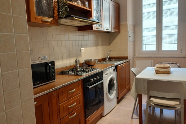 Frigorífico, microondas, horno y placa de cocina