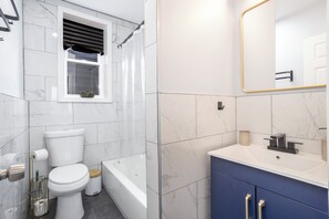Haartrockner, Bidet, Handtücher, Seife