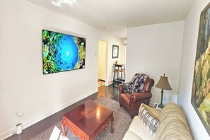 Living area - Deluxe Apartment with King Bed (Charlotte)