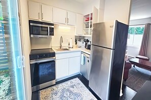Private kitchen - Deluxe Apartment with King Bed (Charlotte)