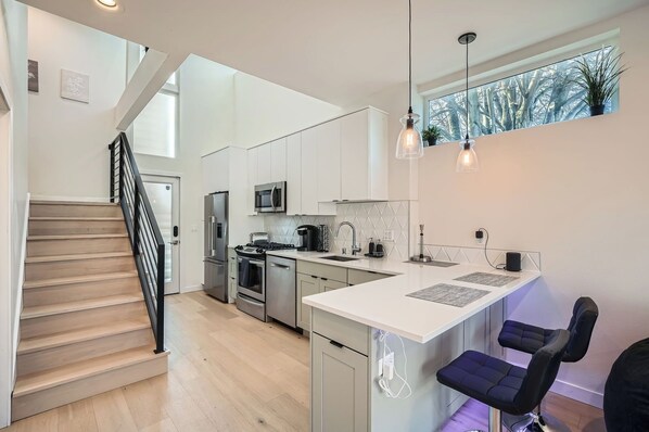 Fridge, microwave, oven, stovetop - Elegant Townhome with a Breathtaking Rooftop View (Seattle)