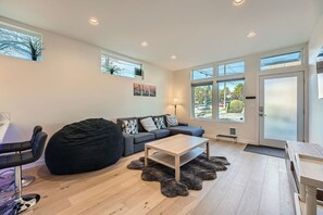 TV - Elegant Townhome with a Breathtaking Rooftop View (Seattle)