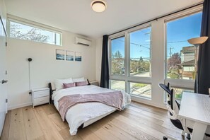 2 bedrooms, iron/ironing board, free WiFi, bed sheets - Elegant Townhome with a Breathtaking Rooftop View (Seattle)