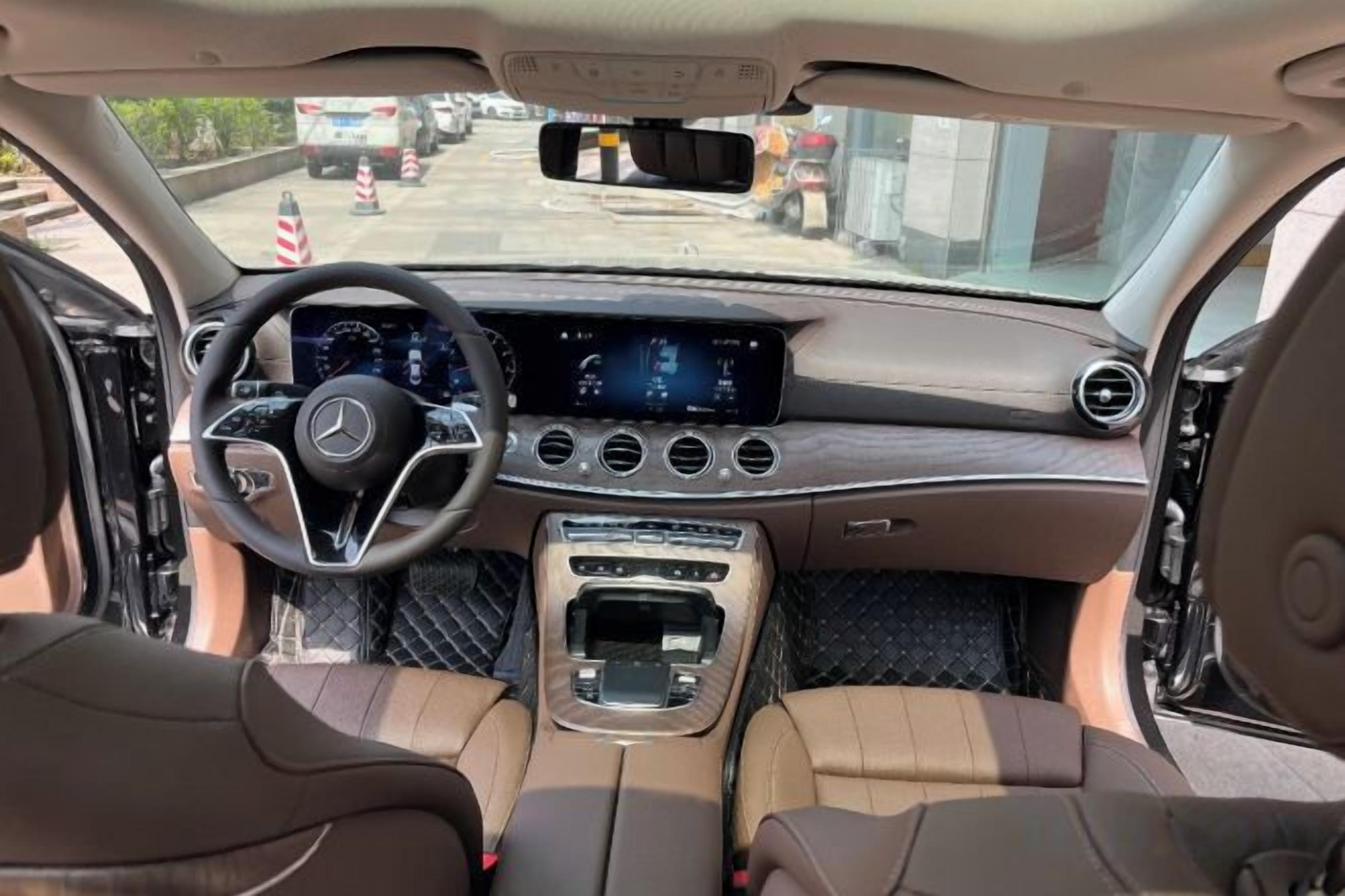 L'intérieur d'une voiture, avec un volant, un tableau de bord et deux sièges.
