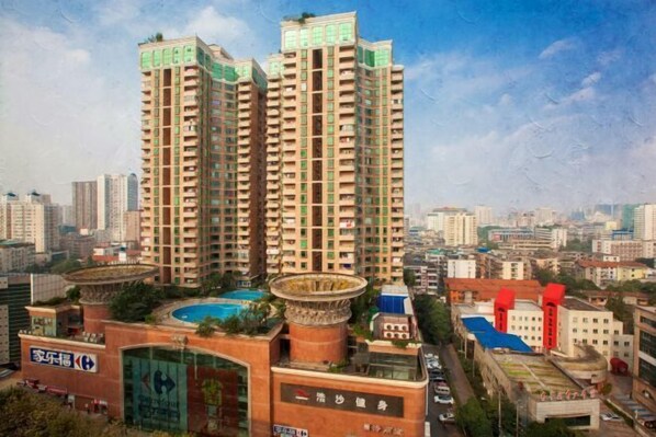 A high-rise residential building with multiple balconies, a rooftop pool, and a central courtyard. - Chengdu Eight Treasures Hotel(Kuanzhai Alley Luomashi Subway Station) (Chengdu)