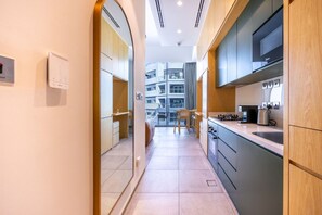 Jääkaappi, mikroaaltouuni, uuni, liesi