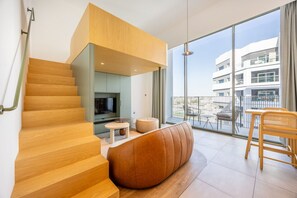 Smart TV, ping pong - Mood 22 - Superior Deluxe Loft Studio: Chic Escape (Jumeirah Garden City)