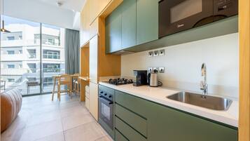 Réfrigérateur, micro-ondes, four, plaque de cuisson