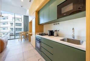 Réfrigérateur, micro-ondes, four, plaque de cuisson