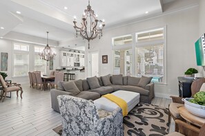 TV connectée, cheminée, jeux vidéo, lecteur de DVD