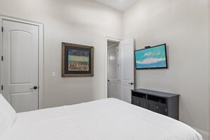 7 habitaciones, escritorio y tabla de planchar con plancha 
