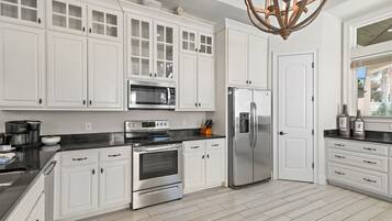 冰箱、微波炉、烤箱、炉灶