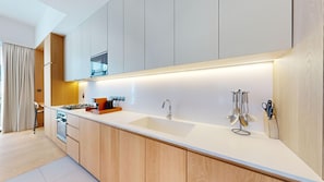 Réfrigérateur, four à micro-ondes, un four, surface de cuisson