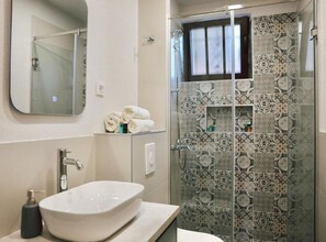 Dusche, Haartrockner, Handtücher