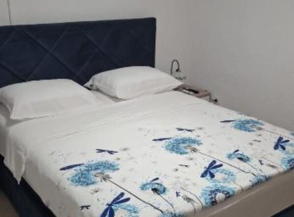 Iron/ironing board, Internet, bed sheets