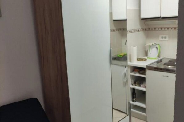 Kjøleskap og mikrobølgeovn