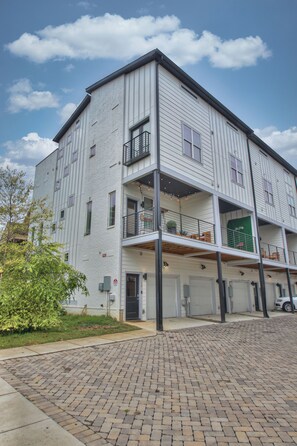 Exterior - New! Large Luxury, Great for Groups Big & Small, Private rooftop, 9 Beds, 3.5 BA (Nashville)