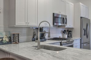 Fridge, microwave, oven, stovetop - New! Large Luxury, Great for Groups Big & Small, Private rooftop, 9 Beds, 3.5 BA (Nashville)