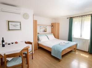 1 bedroom, iron/ironing board, internet, bed sheets