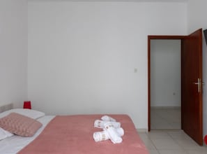 1 bedroom, iron/ironing board, internet, bed sheets