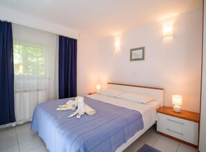 2 slaapkamers, een strijkplank/strijkijzer, internet, beddengoed