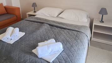 1 sovrum, internet och sÀngklÀder