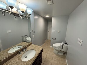 Whirlpool, Haartrockner, Bidet, Handtücher