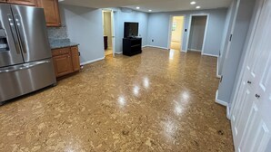 Una cocina amplia con un refrigerador de acero inoxidable, armarios de madera y encimera de granito.