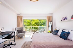 2 chambres, bureau, fer et planche à repasser, lit parapluie