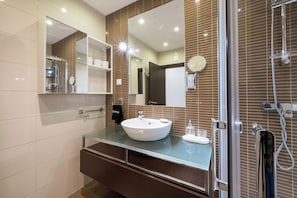 Douche, sèche-cheveux, bidet, serviettes fournies