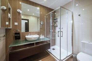 Dusche, Haartrockner, Bidet, Handtücher