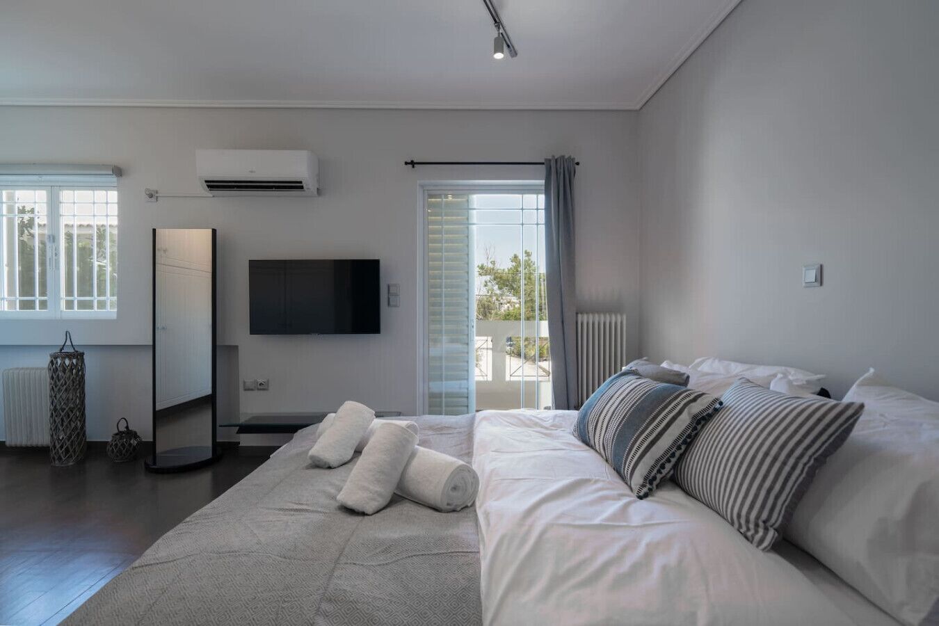 2 bedrooms, iron/ironing board, WiFi