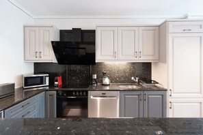 Private kitchen - Luxe Bliss – 2BR, Glyfada (Glifada)