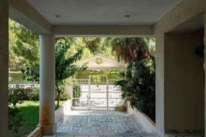 Property grounds - Luxe Bliss – 2BR, Glyfada (Glifada)