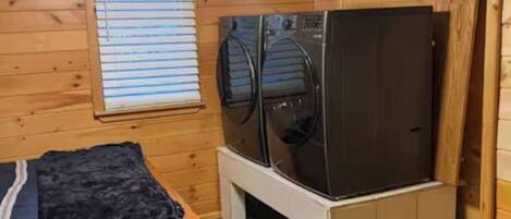 3 habitaciones, escritorio, tabla de planchar con plancha y wifi