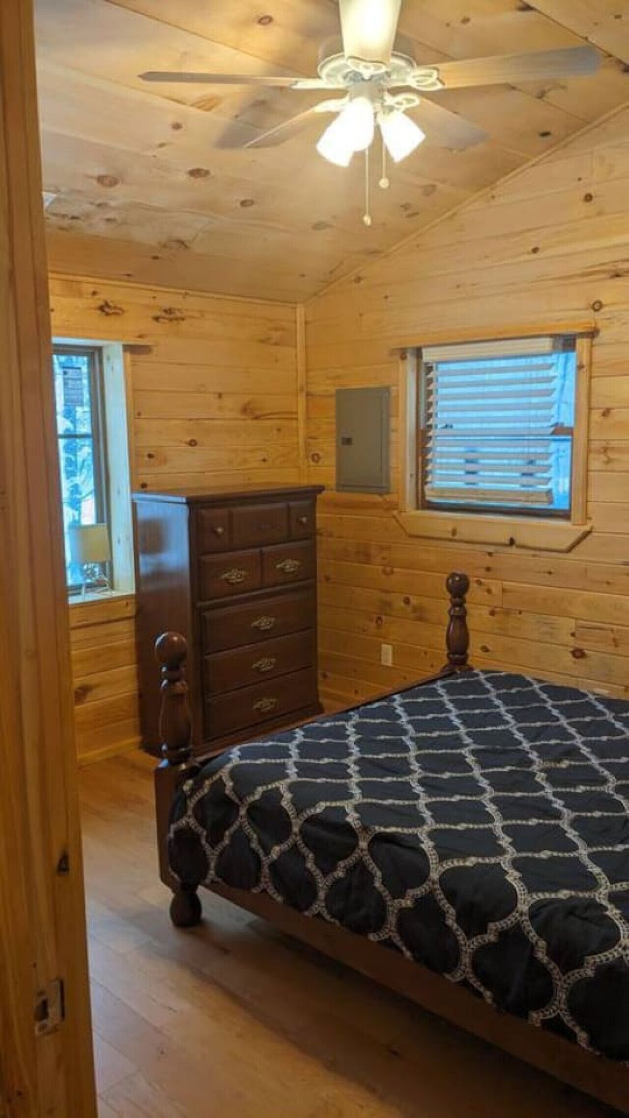 3 bedrooms, desk, iron/ironing board, WiFi