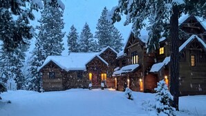 Exterior - Suncadia-luxury 4bd ensuite spa retreat & on-site EV charger on Prospector 13. A (Cle Elum)