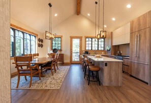 Dining - Suncadia-luxury 4bd ensuite spa retreat & on-site EV charger on Prospector 13. A (Cle Elum)