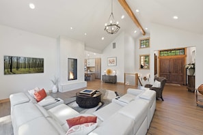TV, fireplace - Suncadia-luxury 4bd ensuite spa retreat & on-site EV charger on Prospector 13. A (Cle Elum)