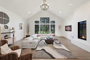 TV, fireplace - Suncadia-luxury 4bd ensuite spa retreat & on-site EV charger on Prospector 13. A (Cle Elum)