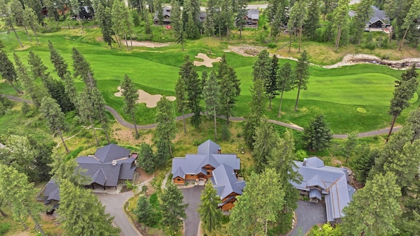 A residential area with houses, a golf course, and a forested landscape. - Suncadia-luxury 4bd ensuite spa retreat & on-site EV charger on Prospector 13. A (Cle Elum)