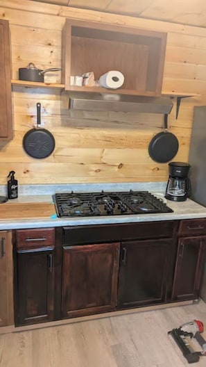 Een koelkast, een microgolfoven, een oven, een kookplaat