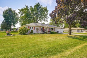 Exterior - 1/2 Mi to Boat Launch: Family Getaway in Menasha! (Menasha)
