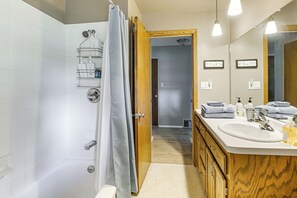 Towels - 1/2 Mi to Boat Launch: Family Getaway in Menasha! (Menasha)