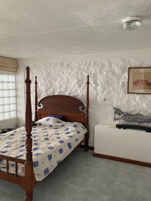 1 bedroom, bed sheets - Studio in Gris-Gris, Souillac with a small private beach. (Souillac)