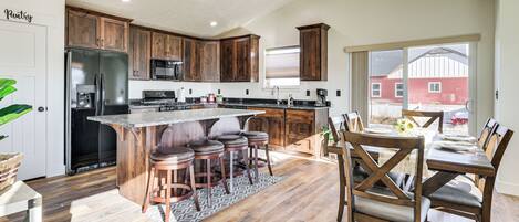 Coffee/tea maker, fridge, microwave, stovetop
